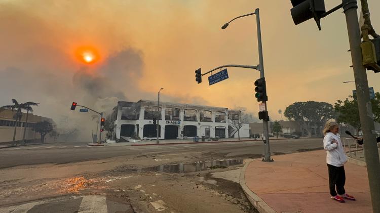 Outra agência do banco Chase em trecho destruído da célebre alameda Sunset Boulevard