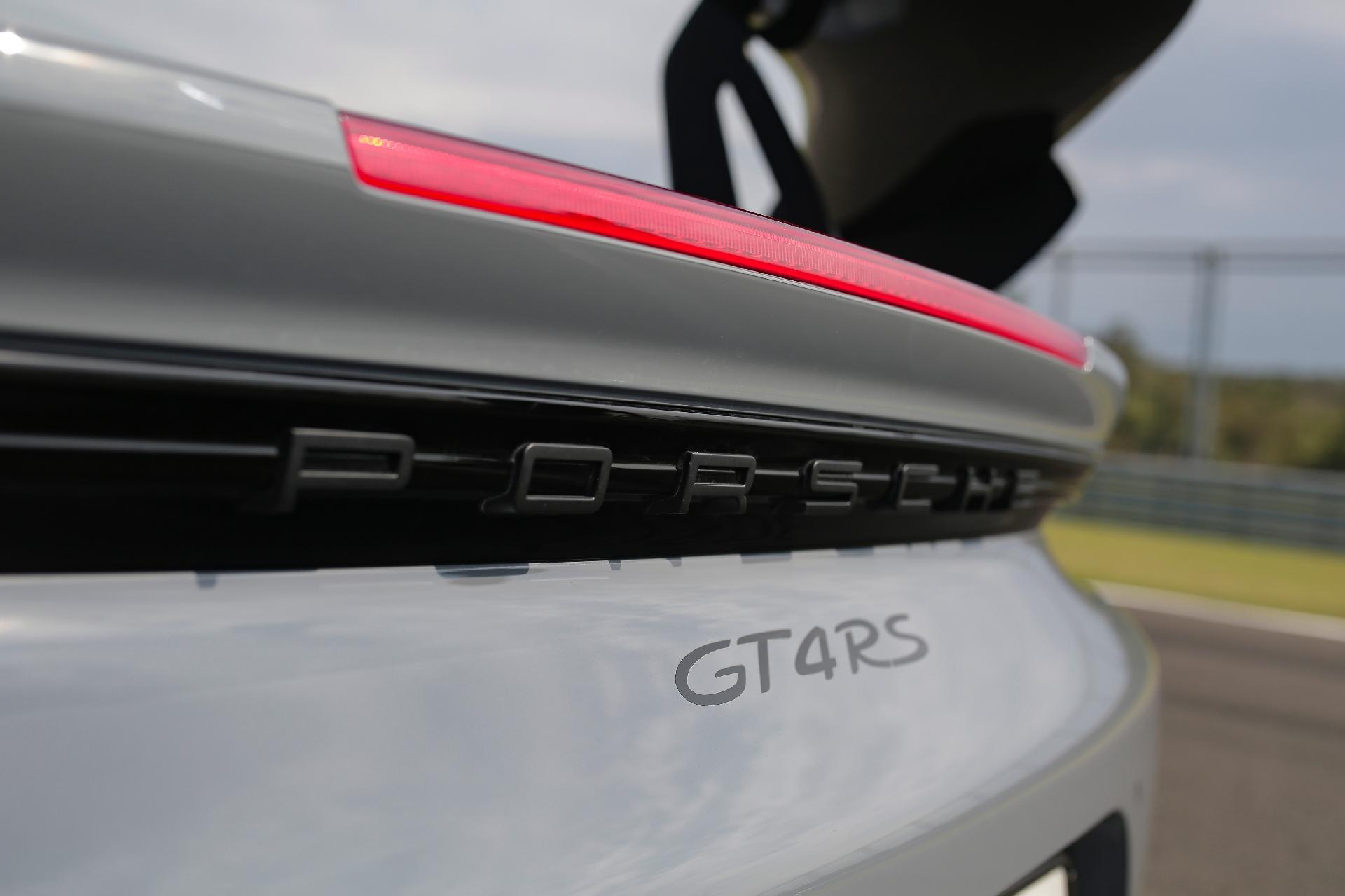 Porsche 718 Cayman GT4 RS - Divulgação