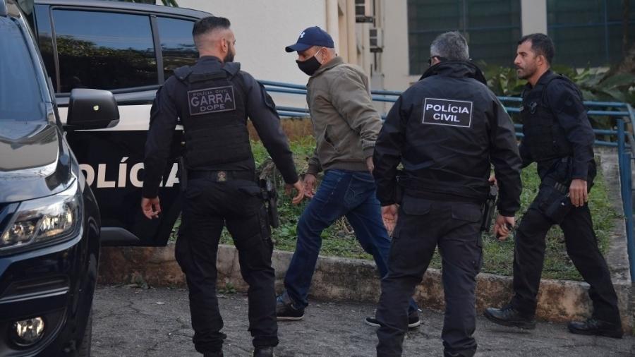 Fabrício Queiroz, de boné, ex-assessor de Flávio Bolsonaro, chega ao IML (Instituto Médico Legal) em São Paulo, após ser preso em Atibaia   - Nelson Almeida/AFP