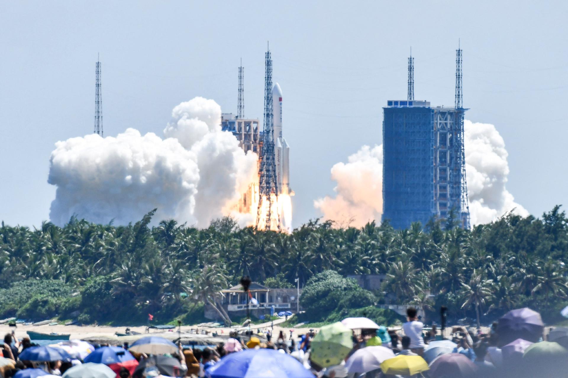24 de julio de 2022 - Propulsores de cohetes que transportan el segundo módulo de la estación espacial china Tiangong, momento de activación, durante el lanzamiento el domingo (24).  Este es el segundo de tres módulos para construir CSS (Estación Espacial China) - CNS / AFP