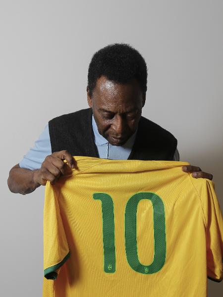 28-05-2014: Pelé posa com camisa 10 da seleção brasileira - Davi Ribeiro/Folhapress