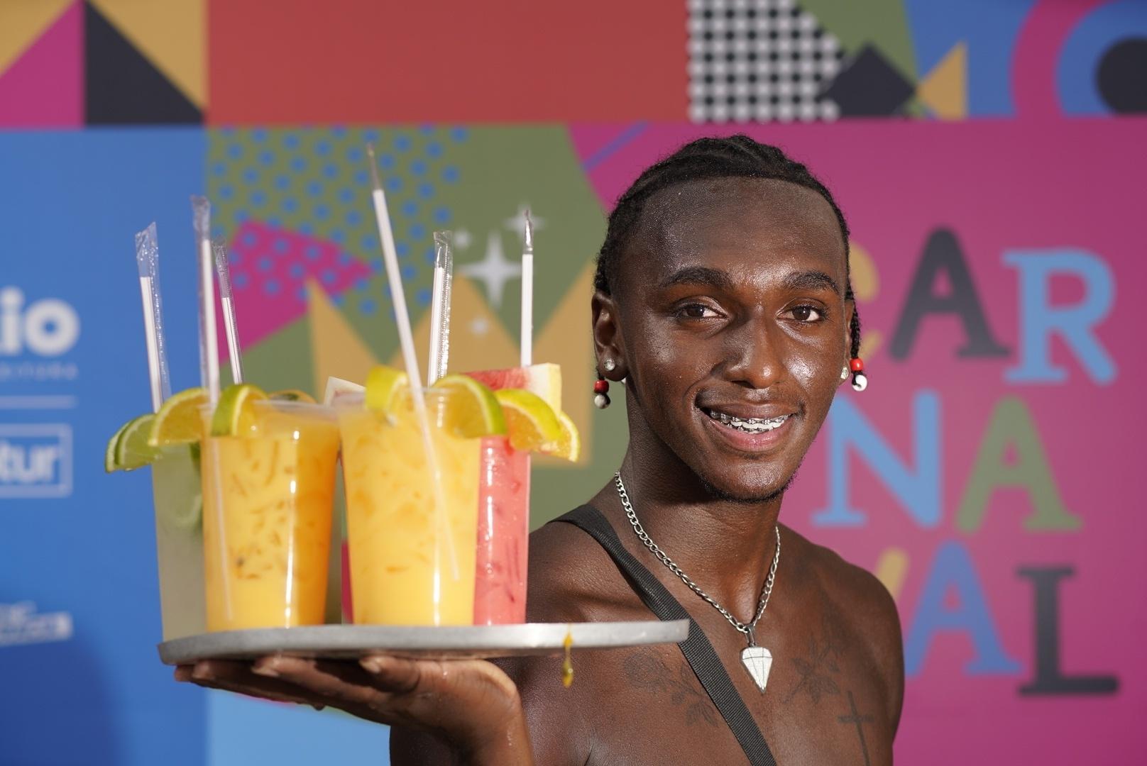 Foliões aproveitam clima ensolarado e quente no bloco Simpatia É Quase Amor - Ricardo Borges / UOL