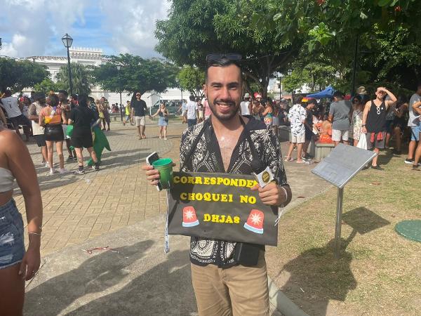 Ariel entrou no clima dos memes e foi vestido de 'correspondente da Choquei' - Lari Couto / UOL