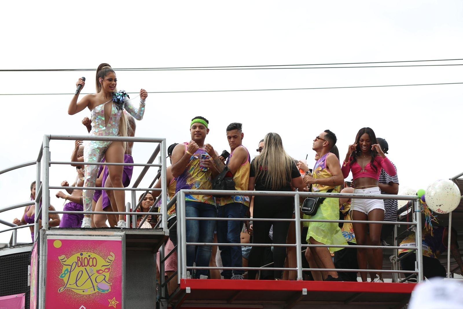 Lexa canta em seu bloco junto de convidados, em SP - Denilson Santos / AgNews