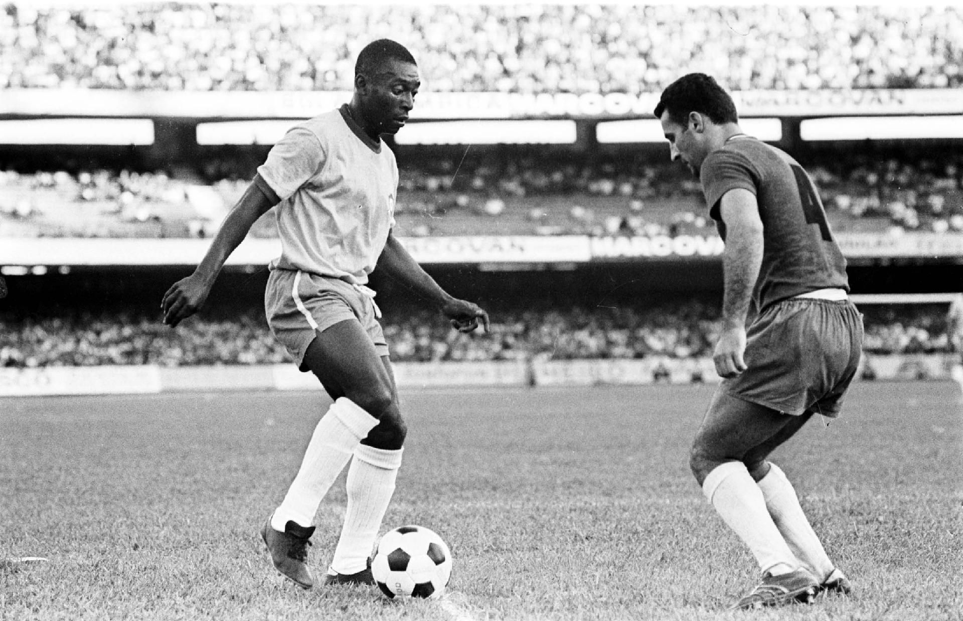 01/01/1960 - Na foto, Pelé prepara mais um dos seus dribles. Lances do atleta se tornaram memoráveis na história do futebol mundial. - Domicio Pinheiro/Estadão Conteúdo