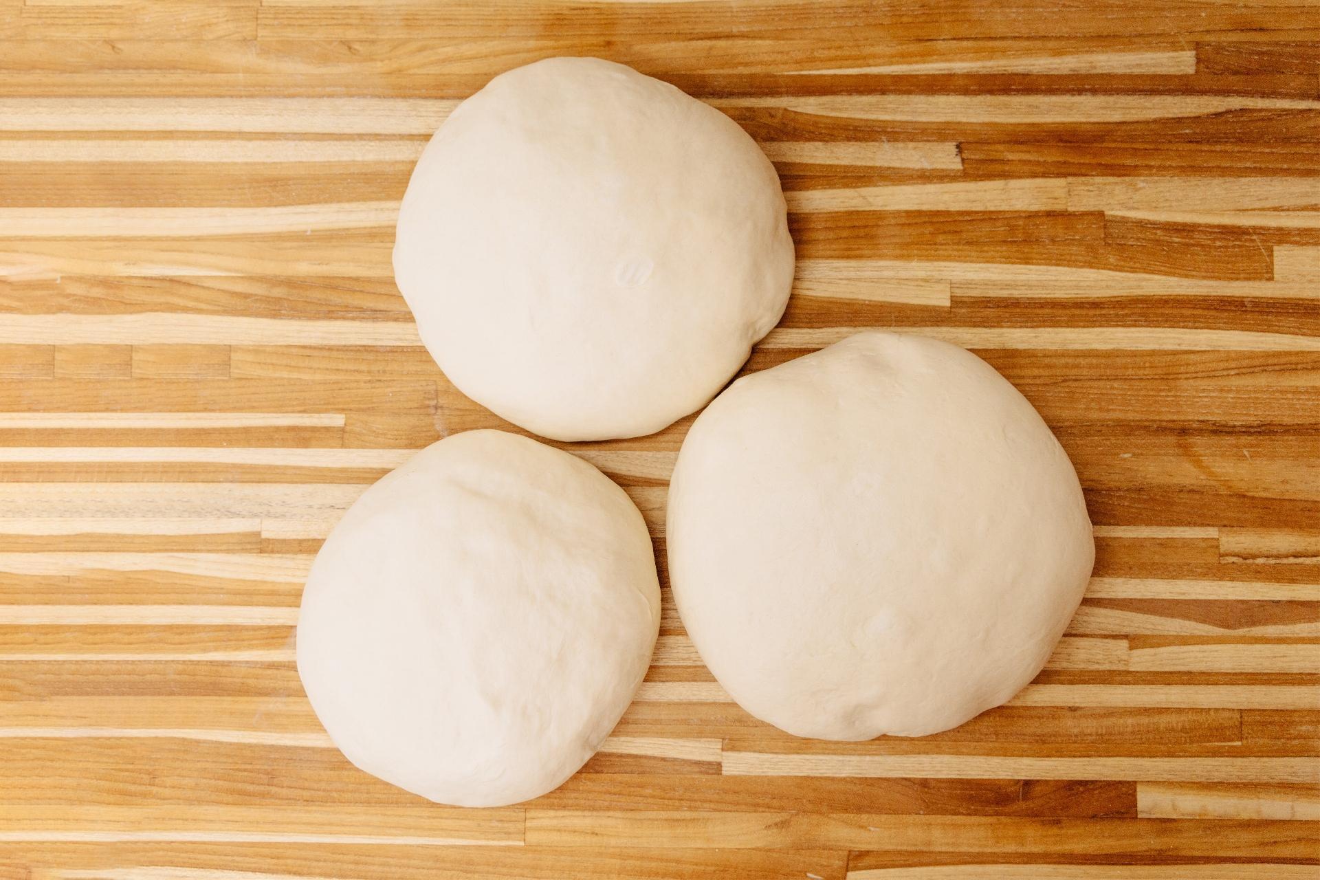 A massa, à base de leite gelado, sal, açúcar e fermento biológico, fermenta por 2 horas e dorme na geladeira a 2ºC - Michele Minerbo