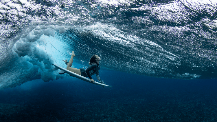 A surfista australiana Olivia Ottaway mergulha sob uma onda em Teahupo'o, na Polinésia Francesa