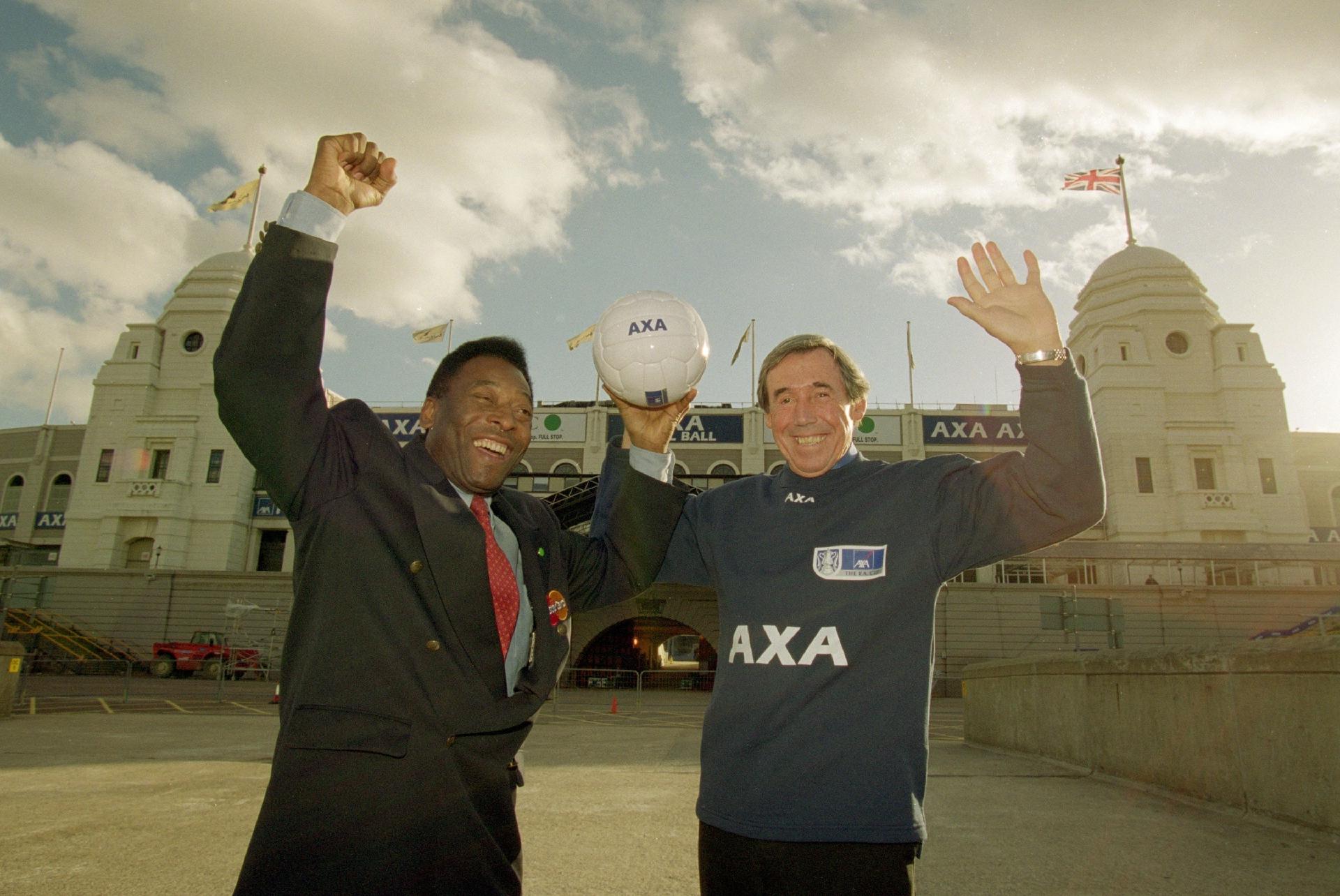 Pelé fotografado com o ex-atleta inglês Gordon Banks, em Wembley, Londres. - Clive Mason/Getty Images