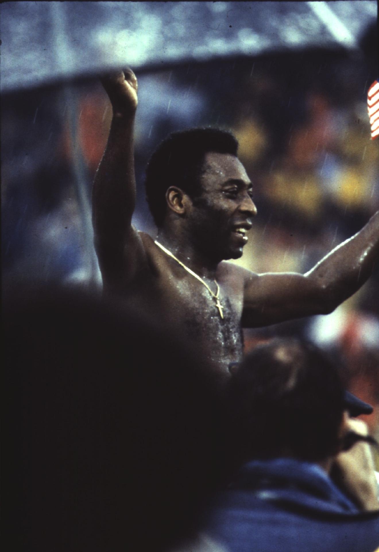 01.out.1977 - Pelé fotografado em campo com a camisa do Santos FC durante sua última partida como jogador de futebol profissional. O jogo de número 1.116 do craque foi diante da Ponte Preta. - Hulton Archive/Getty Images
