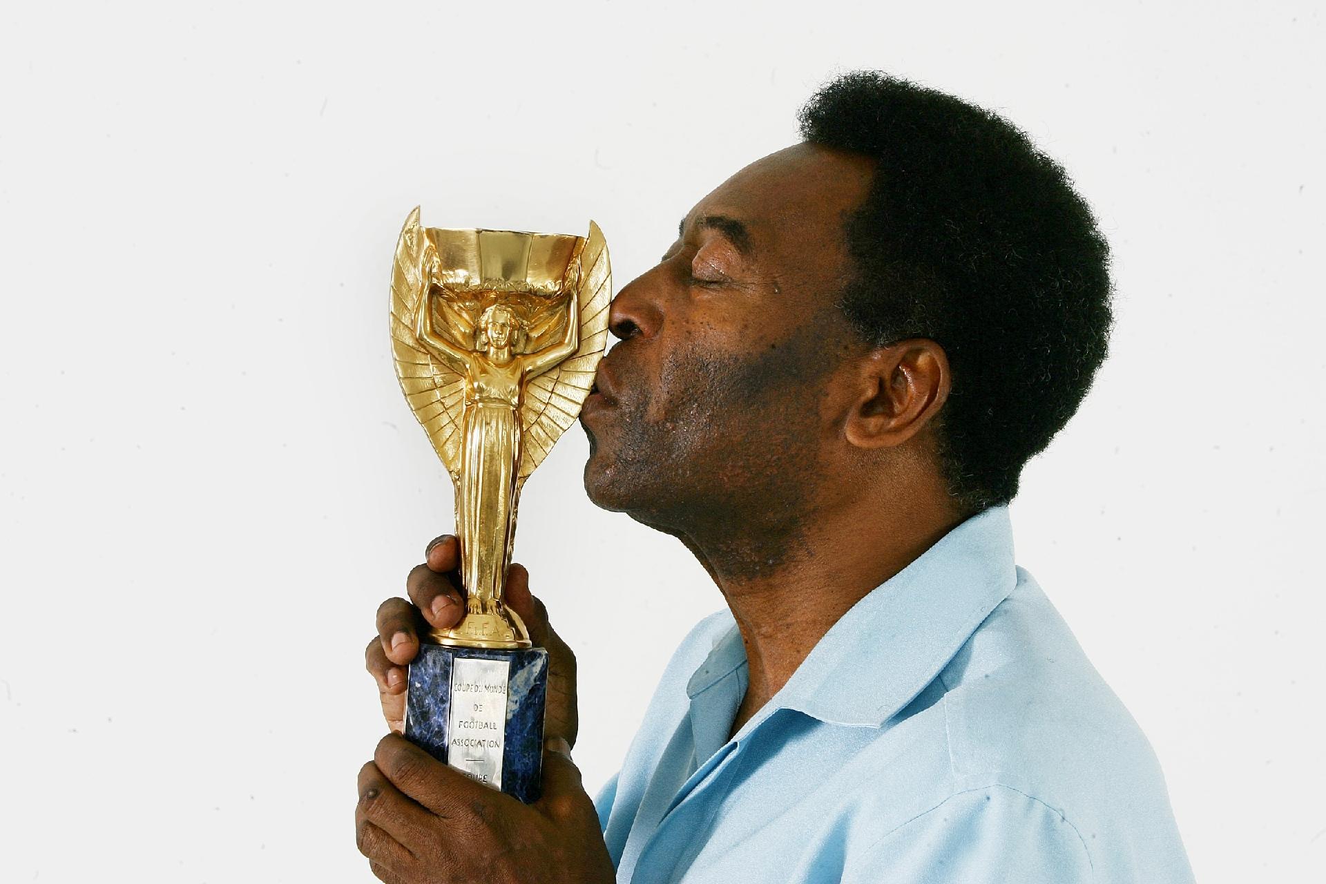 15.abr.2008 - Pelé beija réplica da taça Jules Rimet, durante entrevista em seu escritório na Vila Olímpia, zona sul de São Paulo. - Jonne Roriz/Estadão Conteúdo