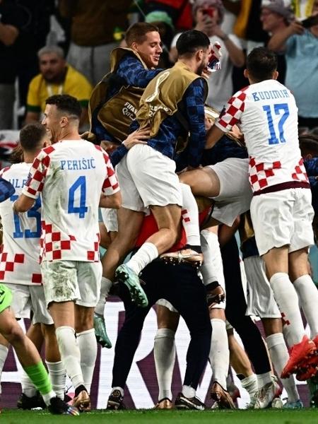 Jogadores da Croácia comemoram gol de Petkovic, tento que levou a decisão para os pênaltis - GABRIEL BOUYS / AFP