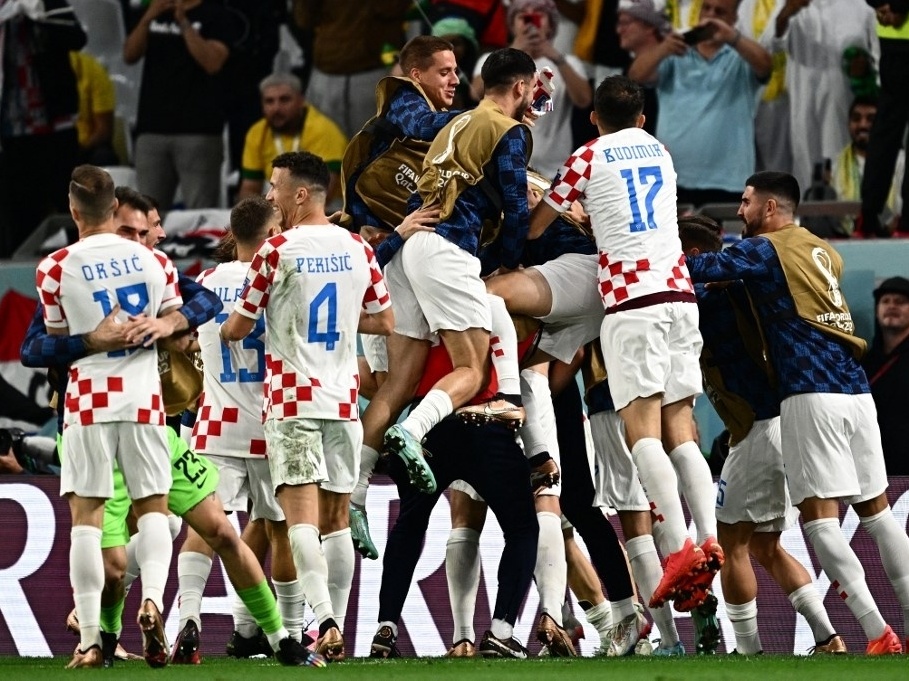 Tite escala mal, mexe ainda pior e Brasil cai nos pênaltis!