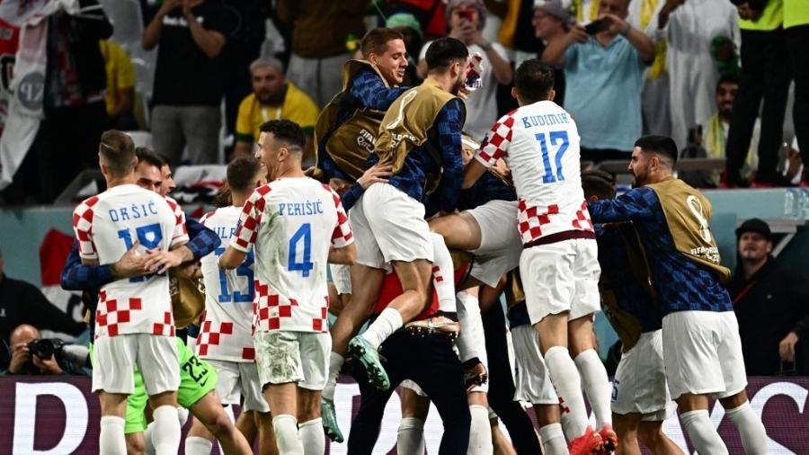 Jogadores da Croácia comemoram gol sobre o Brasil na Copa - GABRIEL BOUYS / AFP