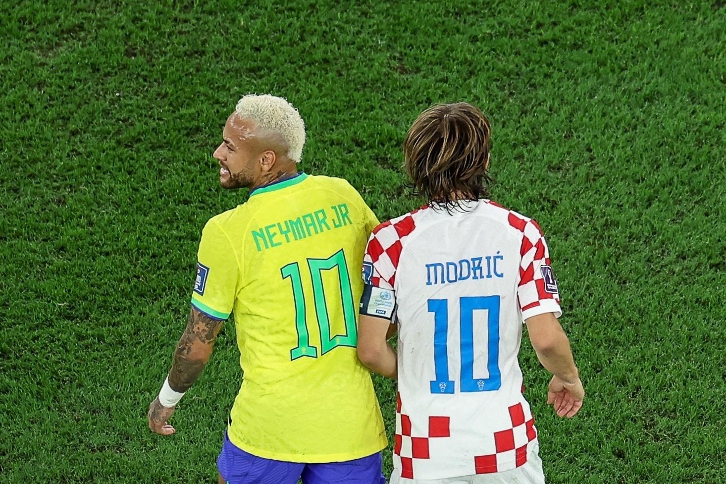 Neymar e Modric durante partida entre Brasil e Croácia na Copa - GIUSEPPE CACACE / AFP