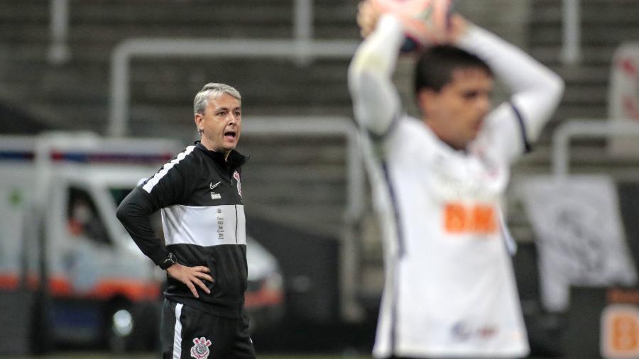 Tiago Nunes acompanha a partida entre Corinthians e Palmeiras - Rodrigo Coca/Agência Corinthians