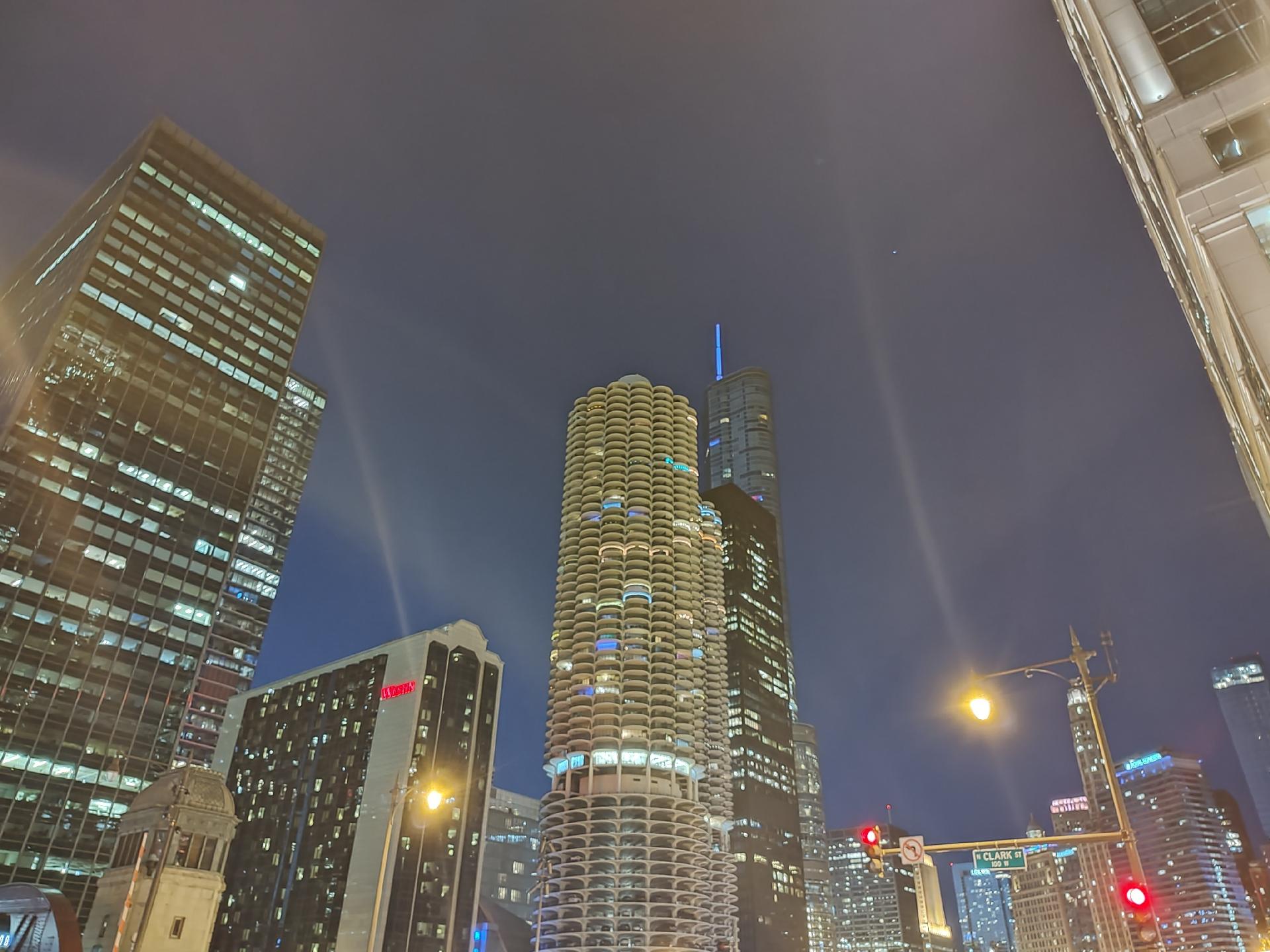 Ao incluir fontes de luz na foto, elas ficam estouradas e atrapalham a estética da imagem, como esta também tirada durante a noite - Guilherme Tagiaroli/Tilt