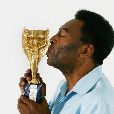 Pelé beija a réplica da taça Jules Rimet - JONNE RORIZ/AE