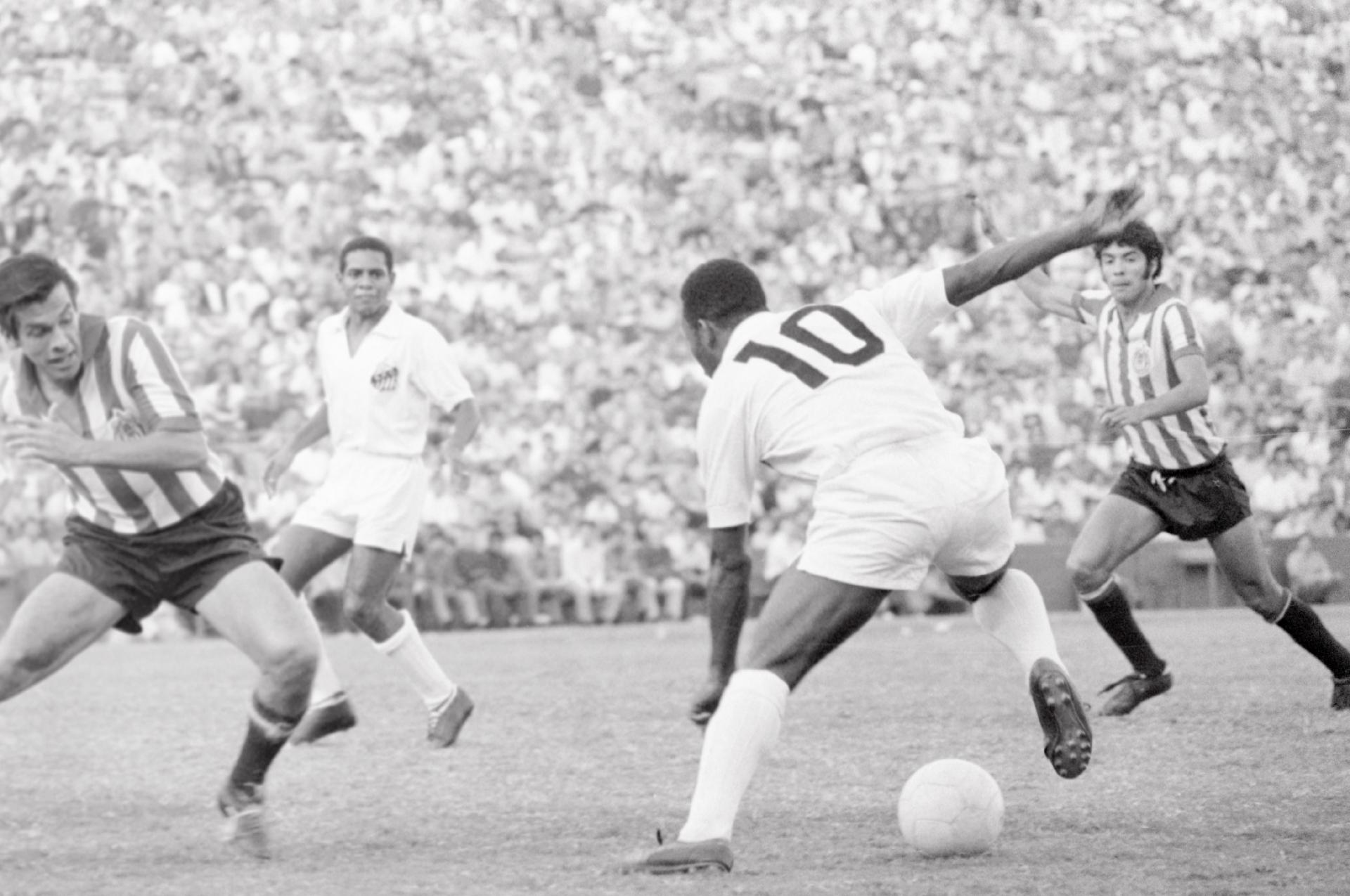 Pelé em partida disputada entre o Brasil e o México, em setembro de 1970. Naquele jogo, os brasileiros venceram por 2 a 1. - Bettmann/Bettmann Arquivo