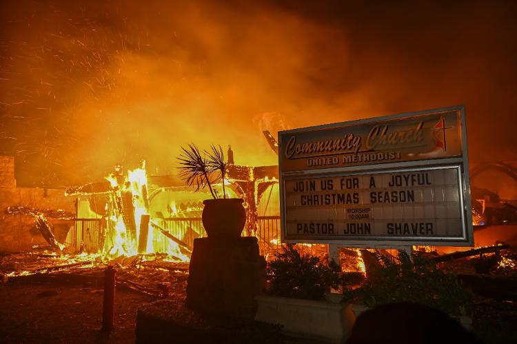 A igreja evangélica Community United Methodist Church, no bairro Pacific Palisades em Los Angeles, foi destruída