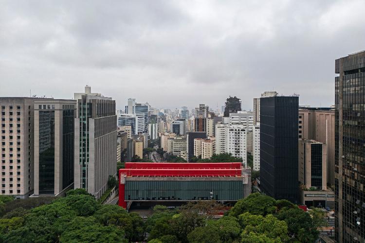 Os dois prédios do MASP: Edifício Lina Bo Bardi (à esquerda) e Edifício Pietro Maria Bardi (à direita) Os dois prédios do MASP: Edifício Lina Bo Bardi (à esquerda) e Edifício Pietro Maria Bardi (à direita)