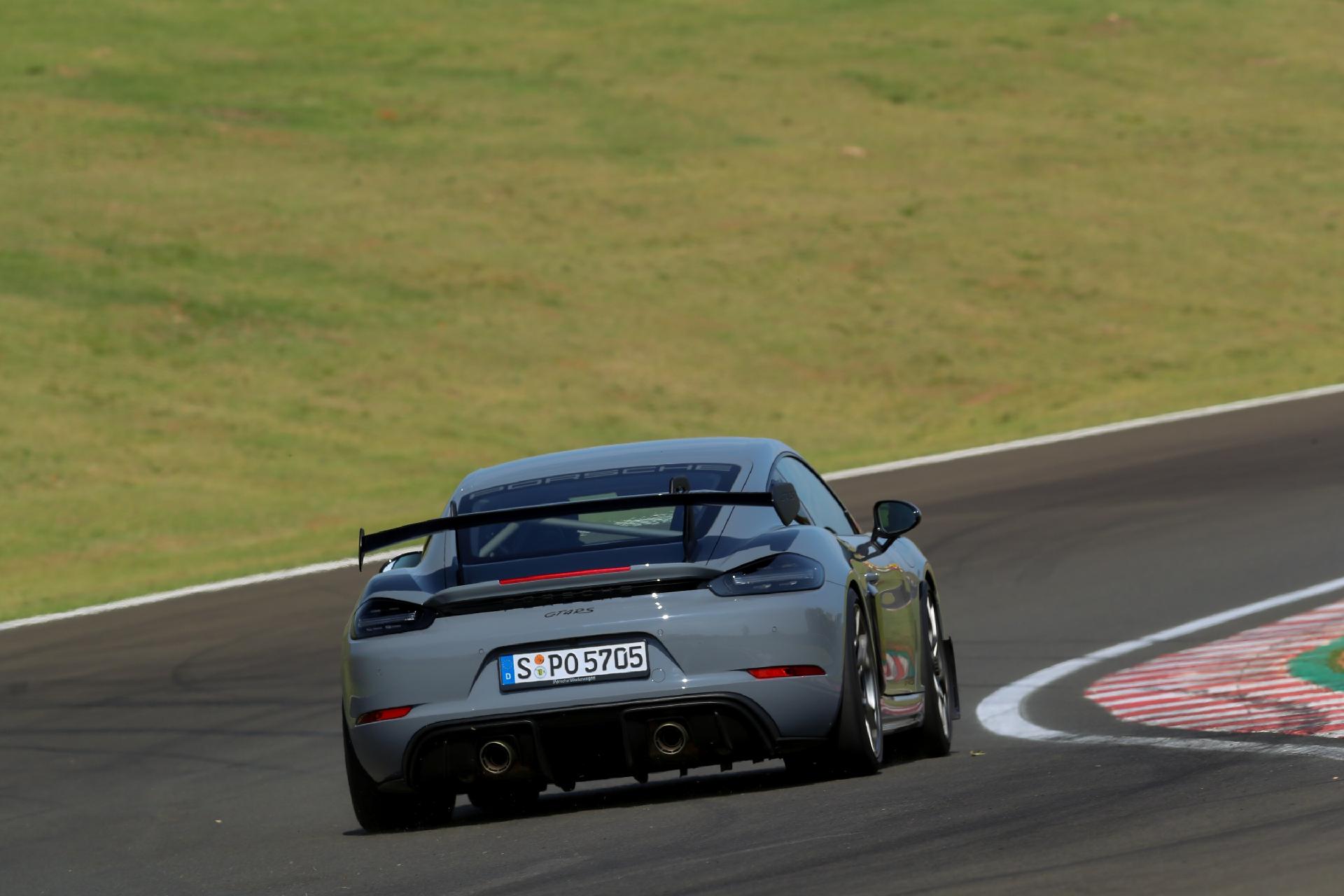 Porsche 718 Cayman GT4 RS - Divulgação