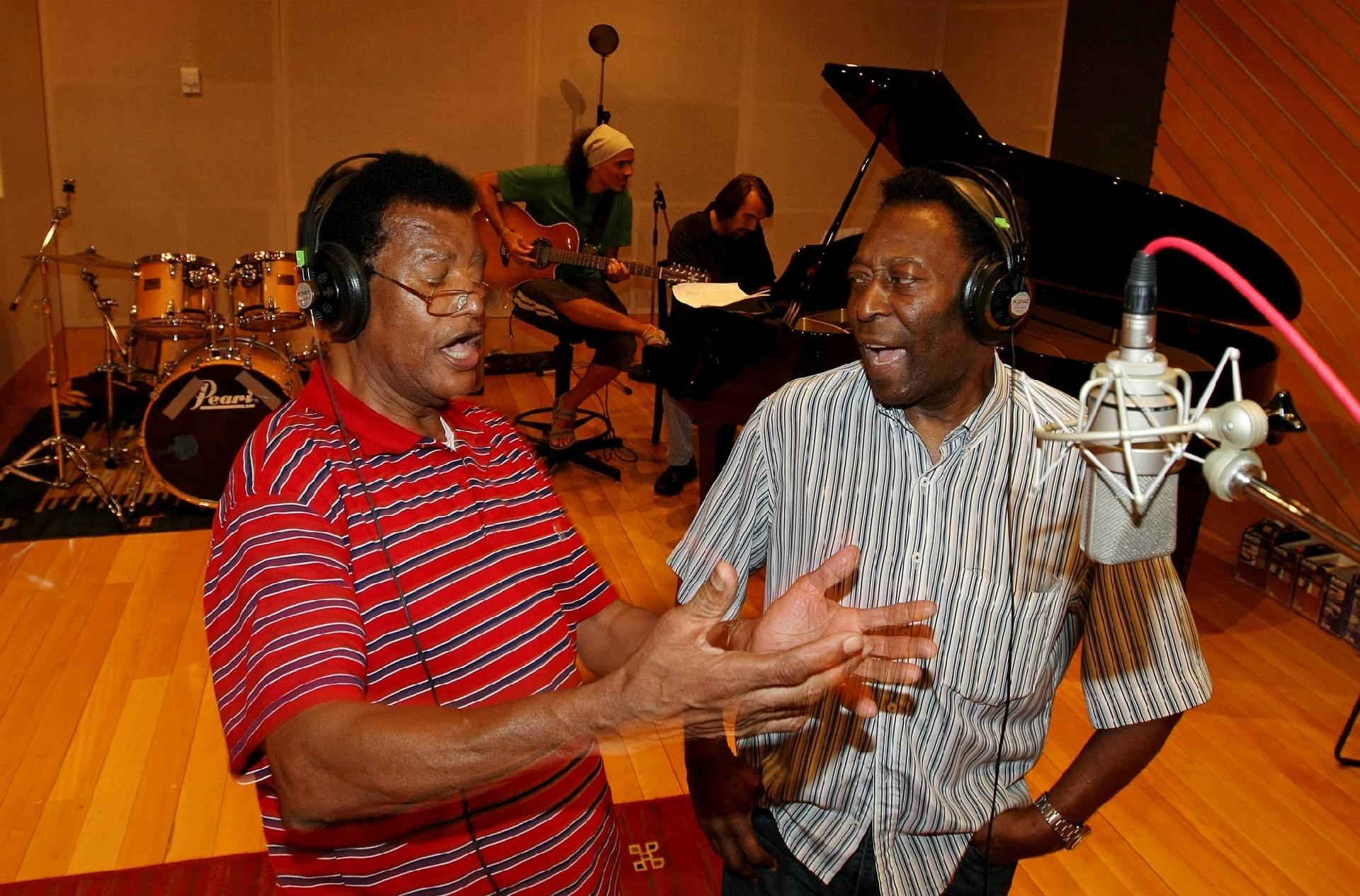 05.fev.2009 - O cantor Jair Rodrigues e o ex-jogador de futebol Pelé gravam juntos em estúdio na zona sul de São Paulo. - Paulo Liebert/Estadão Conteúdo