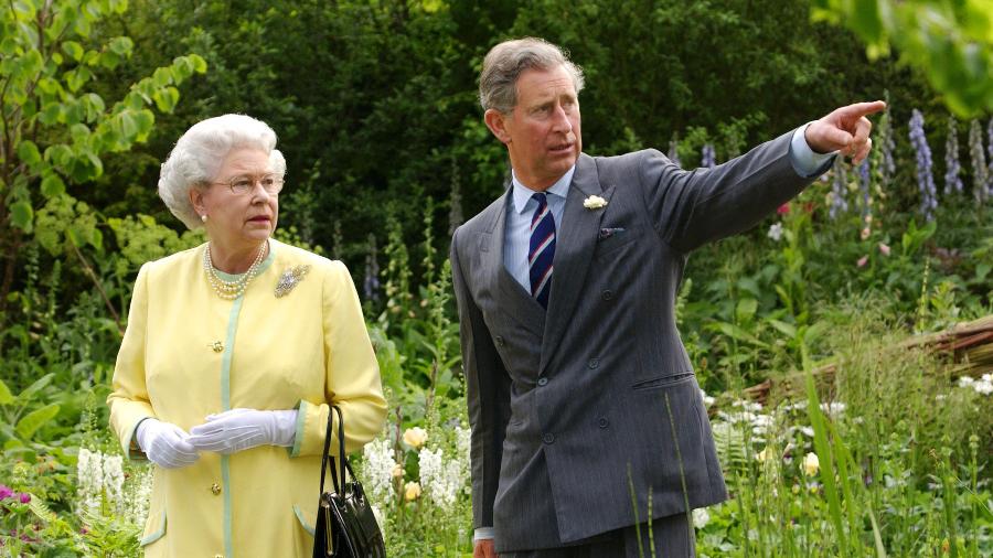 Rainha Elizabeth 2ª e príncipe Charles em evento de homenagem à rainha mãe Elizabeth em maio de 2002. - Getty Images