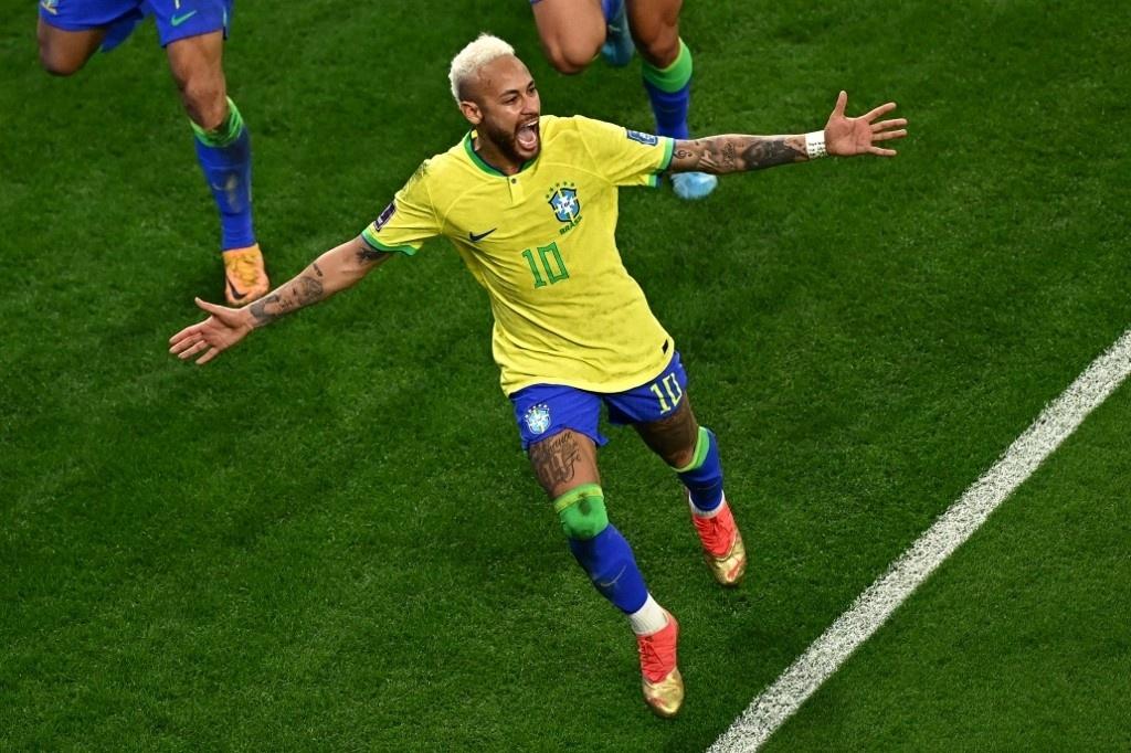 N eymar celebra gol na prorrogação sobre a Croácia na Copa - ANNE-CHRISTINE POUJOULAT / AFP