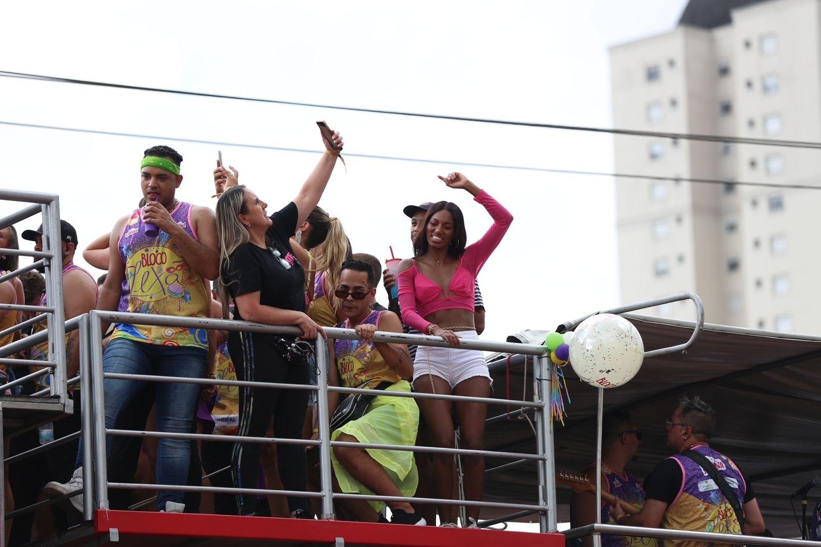 Lexa canta em seu bloco junto de convidados, em SP - Denilson Santos / AgNews
