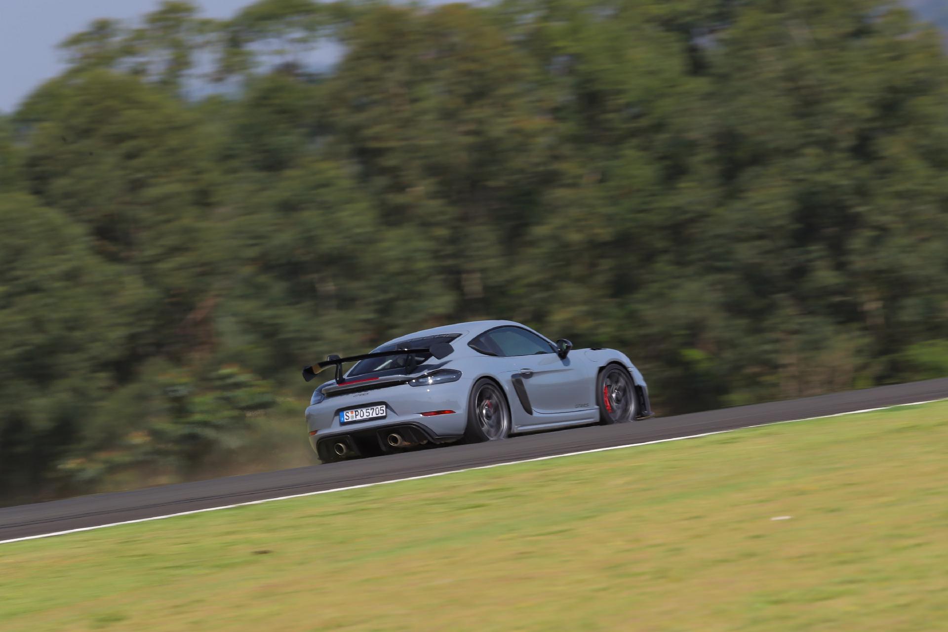 Porsche 718 Cayman GT4 RS - Divulgação