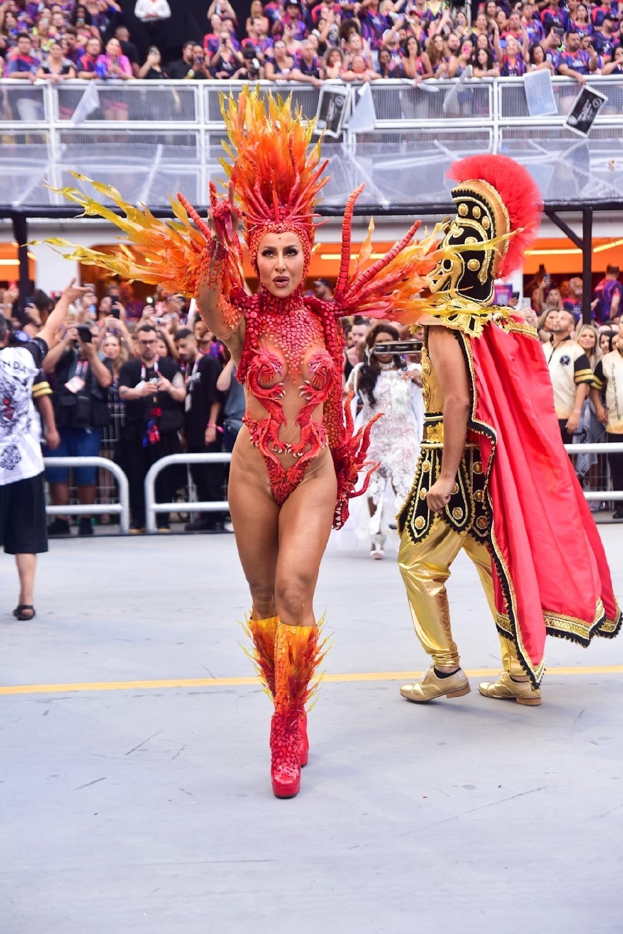 Sabrina Sato brilha na avenida durante desfile - Leo Franco/ Agnews
