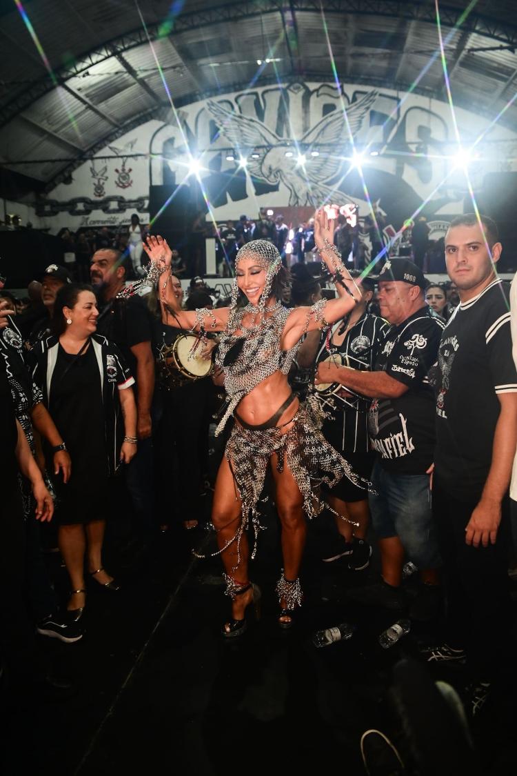 Desde 2019, Sabrina é rainha de bateria da escola paulistana Desde 2019, Sabrina é rainha de bateria da escola paulistana