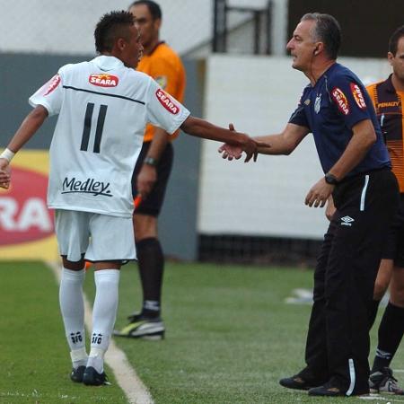Neymar e Dorival Junior se cumprimentam durante jogo do Santos na Vila Belmiro