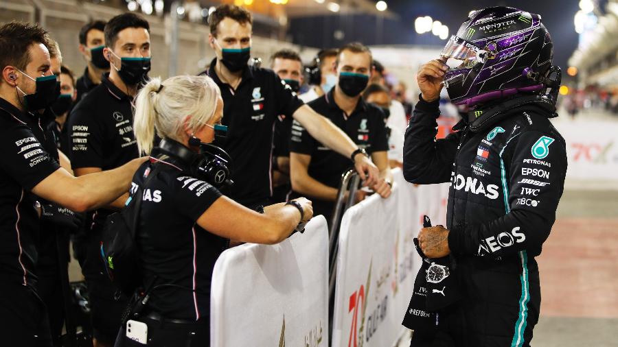Lewis Hamilton após garantir a pole position no GP do Bahrein - Hamad Mohammed - Pool/Getty Images