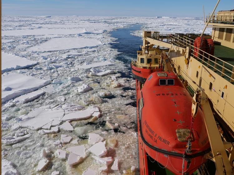 A embarcação de pesquisa "The Nathaniel B Palmer", que quebra o gelo de superfície do mar antártico para estudar as formações glaciais da região