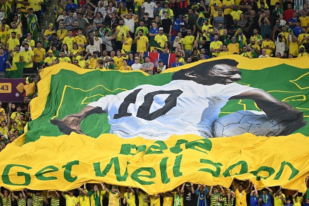 Brazilian fans honor Pelé with a flag, in Brazil's 4-1 victory over South Korea, at Estádio 974 - Manan Vatsyayana/AFP
