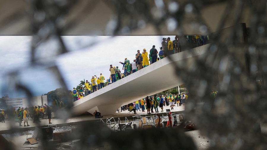 Terrorismo em Brasília: vidraça do Palácio do Planalto quebrada após invasão de bolsonaristas no dia 8 de janeiro - Reuters