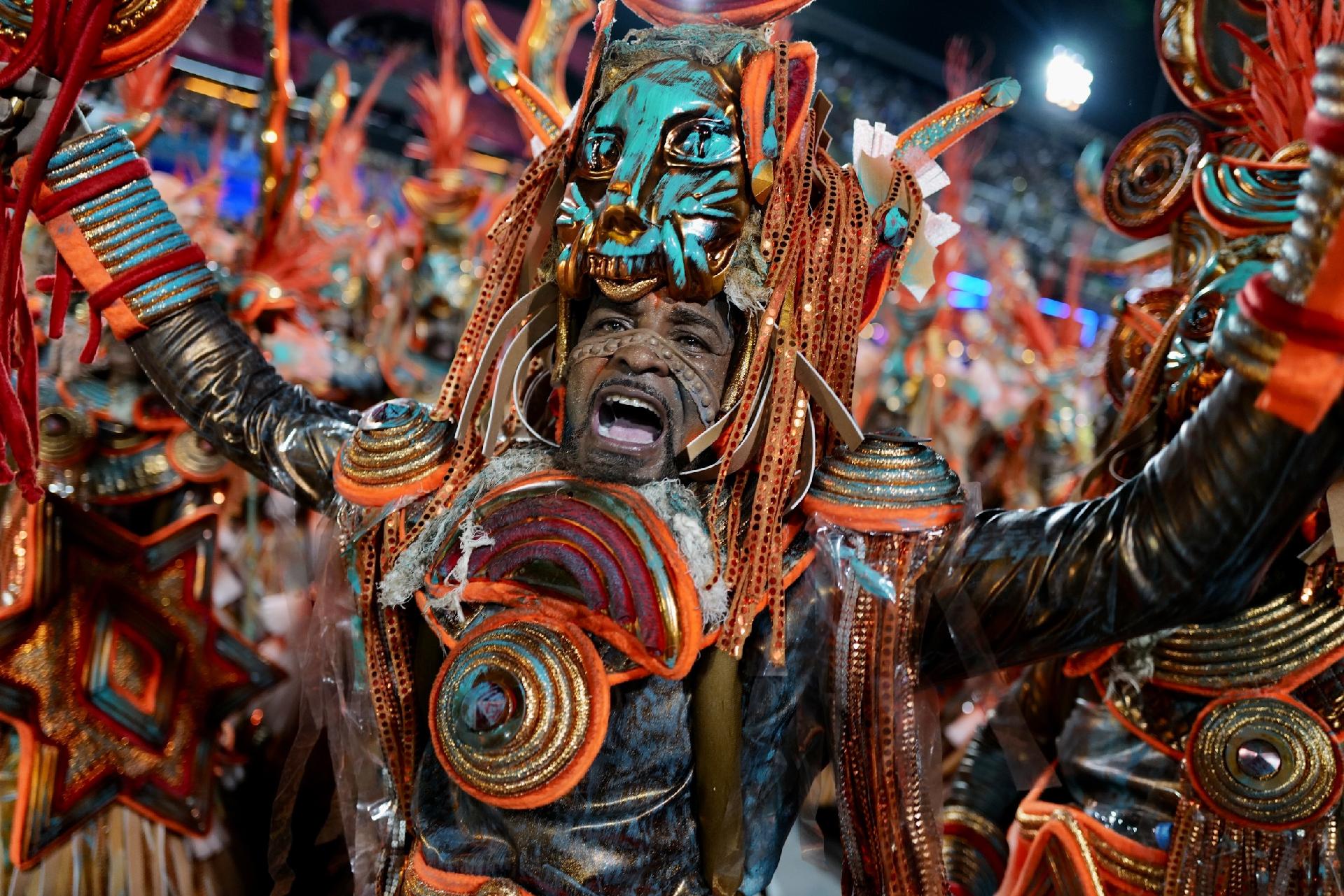 O desfile também contou com referências africanas e da igreja católica; a homenageada foi acusada de ser herege - Lucas Landau/ UOL