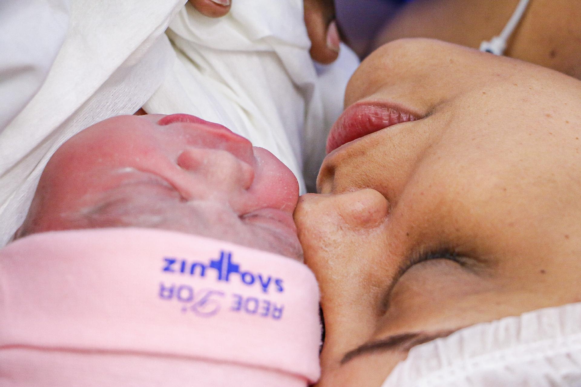 Lidiane Faria, mulher de Péricles, e a filha, Maria Helena - Publivídeo/Divulgação