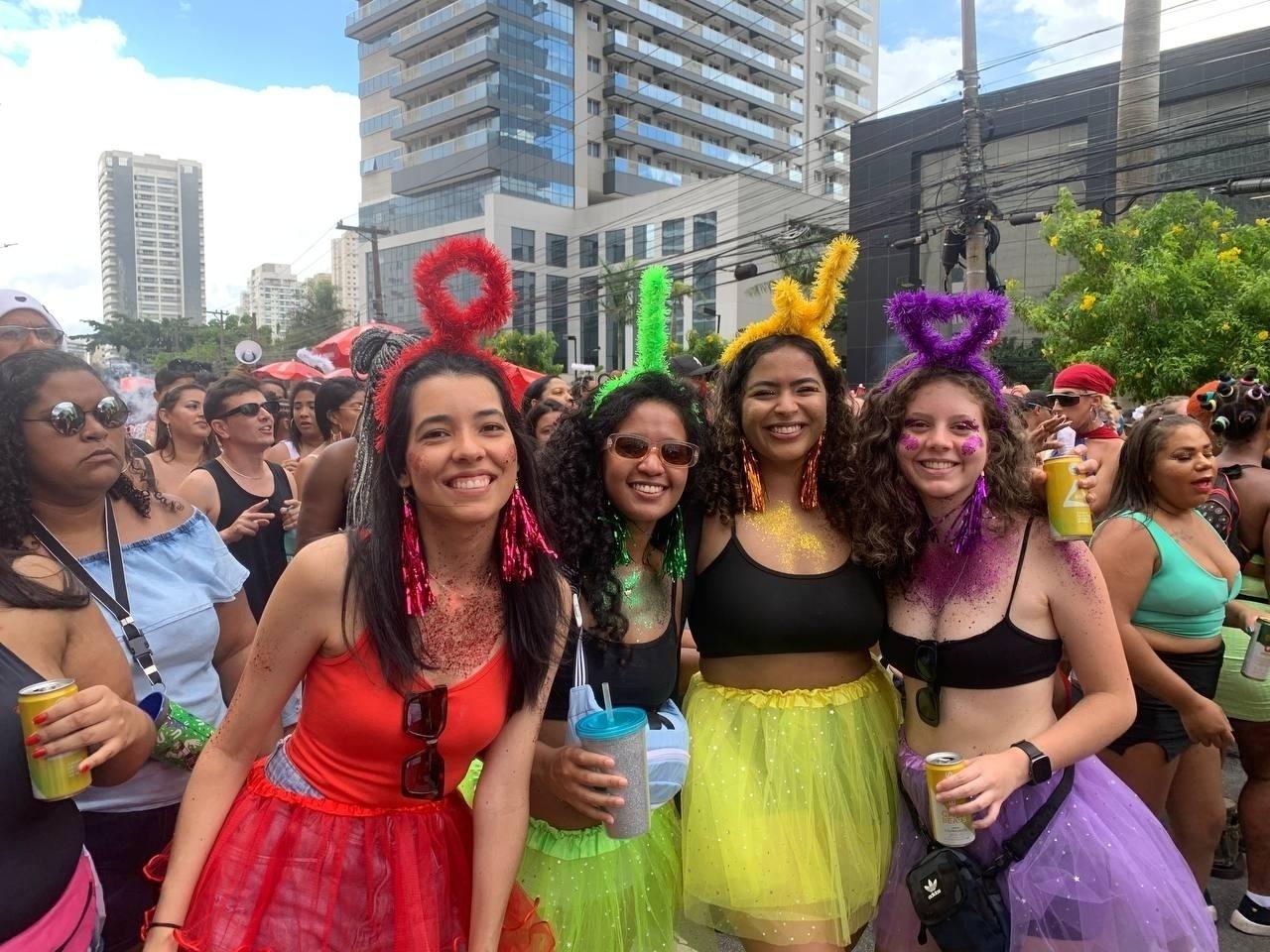 As foliãs Amanda, Isabela, Emily e Dihandra fantasiadas de Teletubbies no Bloco da Lexa em São Paulo - Camila Corsini / UOL