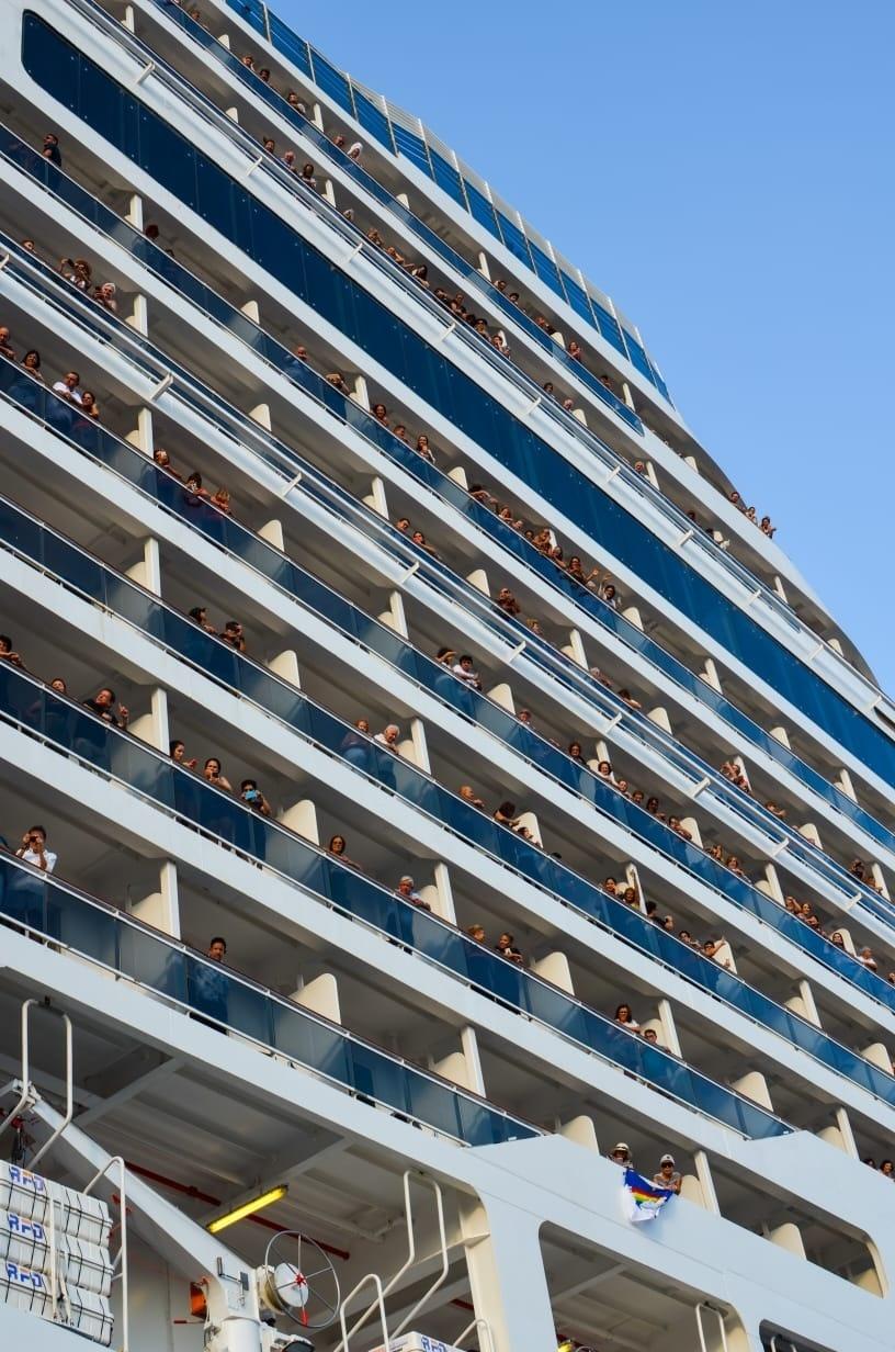 Fãs de Roberto Carlos acenando para ele chegando em seu cruzeiro Emoções em Alto Mar - Divulgação/ Filipi Dahrlan