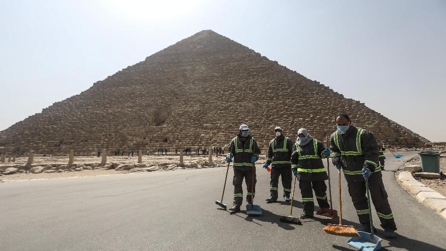 Trabalhadores desinfetam área de pirâmides do Egito após interdição - Getty Images