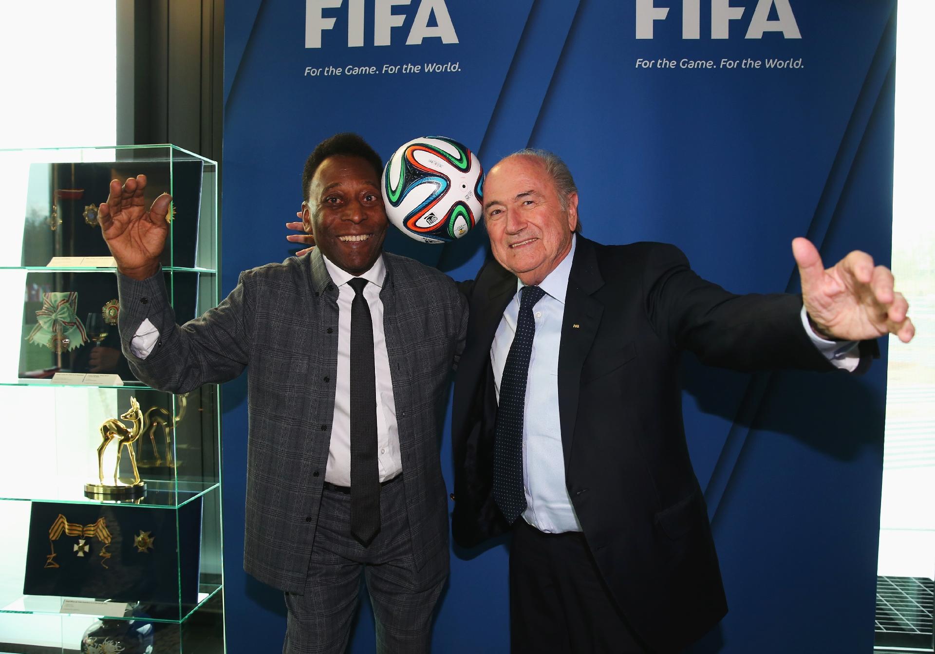 Joseph S. Blatter fotogrado ao lado de Pelé no FIFA Ballon d'Or Gala 2013 em Zurich, Suíça. - Alexander Hassenstein/Getty Images