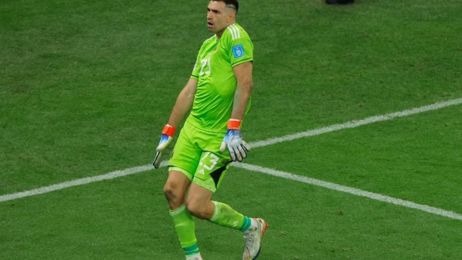 Dibu Martínez dança após defender pênalti na final da Copa Dibu Martínez dança após defender pênalti na final da Copa