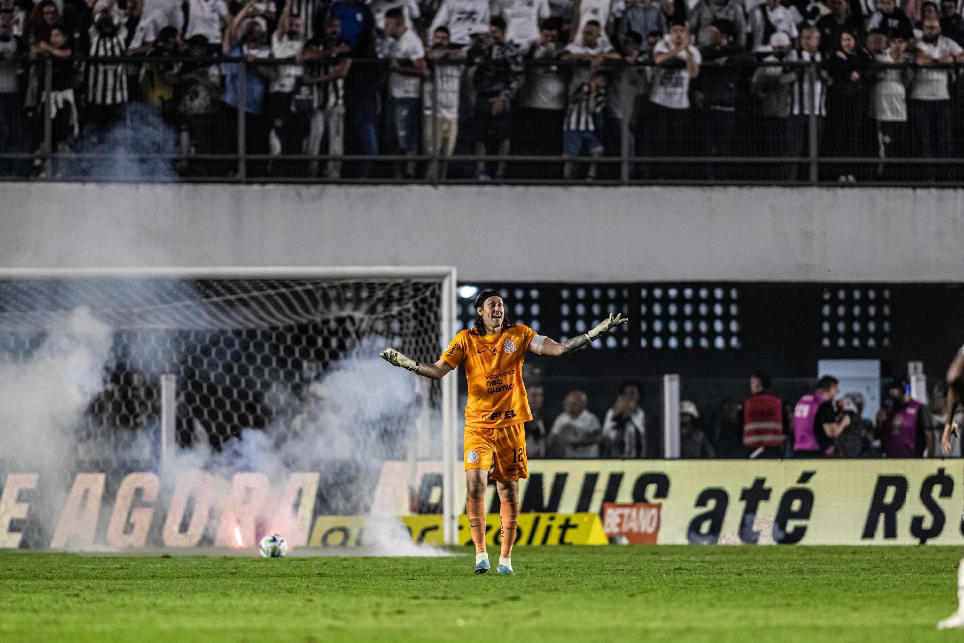  JHONY INACIO/ENQUADRAR/ESTADÃO CONTEÚDO - Cássio reclama de bombas jogadas em sua área durante jogo contra o Santos