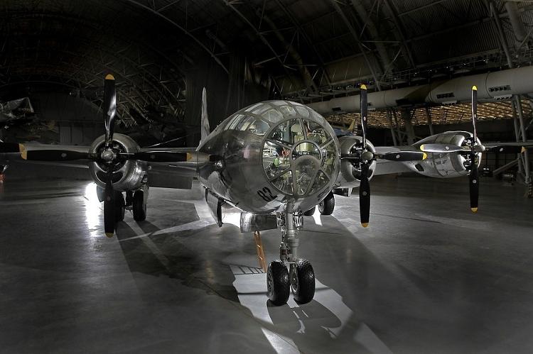 Enola Gay, hoje remontado e reformado, no Museu Aeroespacial do Smithsonian Enola Gay, hoje remontado e reformado, no Museu Aeroespacial do Smithsonian