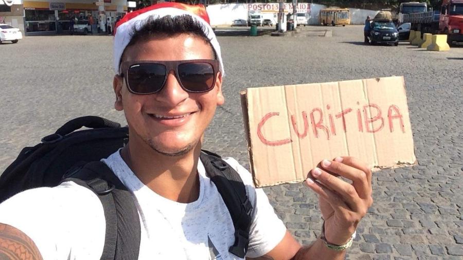 Arthur pedindo carona para ir para Curitiba - Arquivo pessoal