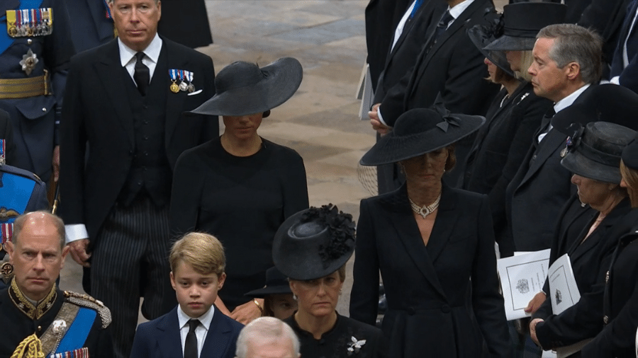 Queen Elizabeth II funeral: Meghan Markle and Kate Middleton enter the church together - Reproduction / BBC