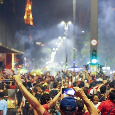 Eleitores comemoram a vitória do ex-presidente Luiz Inácio Lula da Silva (PT), na Avenida Paulista - WAGNER VILAS/ONZEX PRESS E IMAGENS/ESTADÃO CONTEÚDO