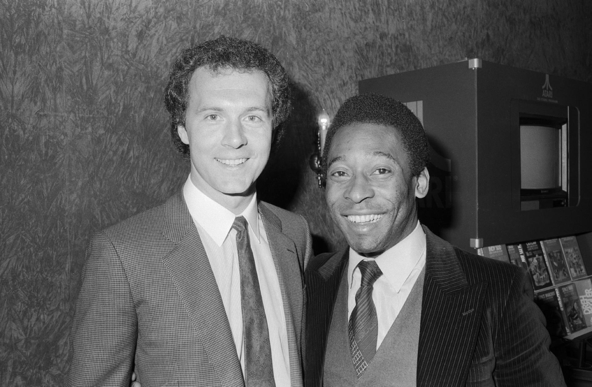 Pelé com o ex-jogador de futebol alemão Franz Beckenbauer em Hamburgo, na Alemanha, em 1981. - Getty Images